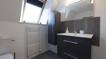 Een douche, een haardroger, handdoeken, zeep