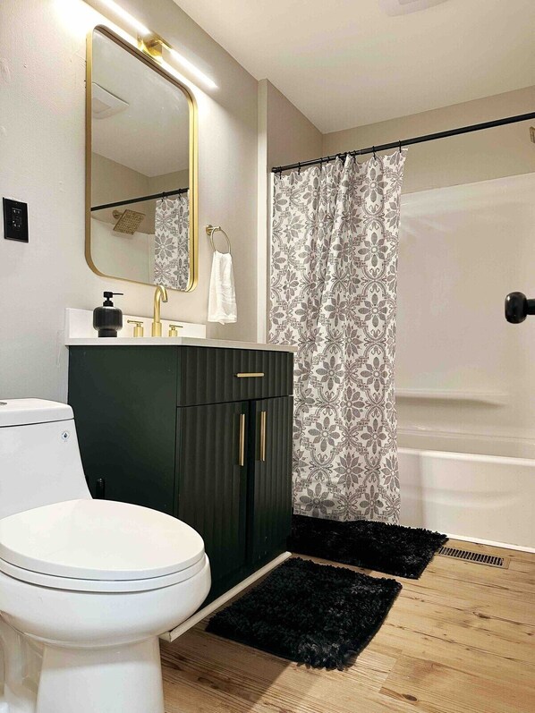 Hair dryer, towels, soap, shampoo - Rotherwood Roost / 2BR/1BA Apartment near UE (Evansville)