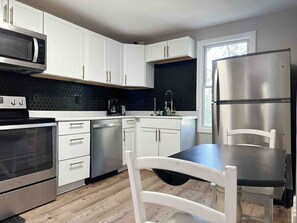 Refrigerador, microondas, horno y parrilla de estufa 