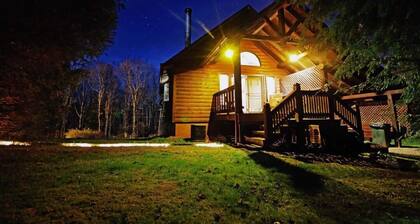 Country Cabin within minutes of the New River Gorge National Park & Preserve.