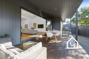 Outdoor dining - The Pelican - Stylish Poolside Oasis (Blairgowrie)