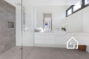 Dusche, Haartrockner, Handtücher, Seife