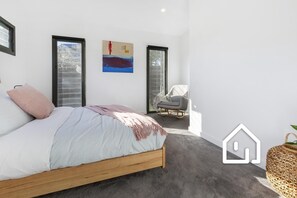 4 bedrooms, iron/ironing board, free WiFi, bed sheets - The Pelican - Stylish Poolside Oasis (Blairgowrie)