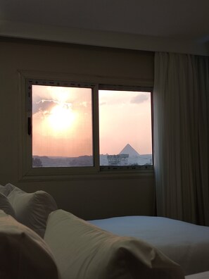 4 bedrooms, iron/ironing board, WiFi, bed sheets - 4 minutes from Pyramids, 8 from GEM, 25 from the Egyptian museum&35 from Airport (giza)