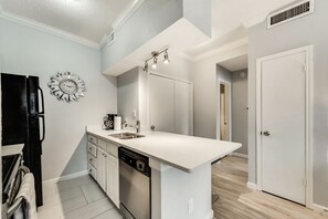 Fridge, microwave, oven, stovetop - I46 – World Cup Stay - 18 min to AT&T - Sleeps 2 - Free Parking (Irving)