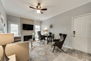 Smart TV, fireplace