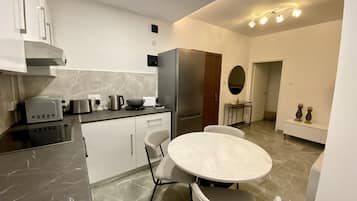 Apartamento superior | Cocina privada | Frigorífico grande, microondas, horno y placa de cocina