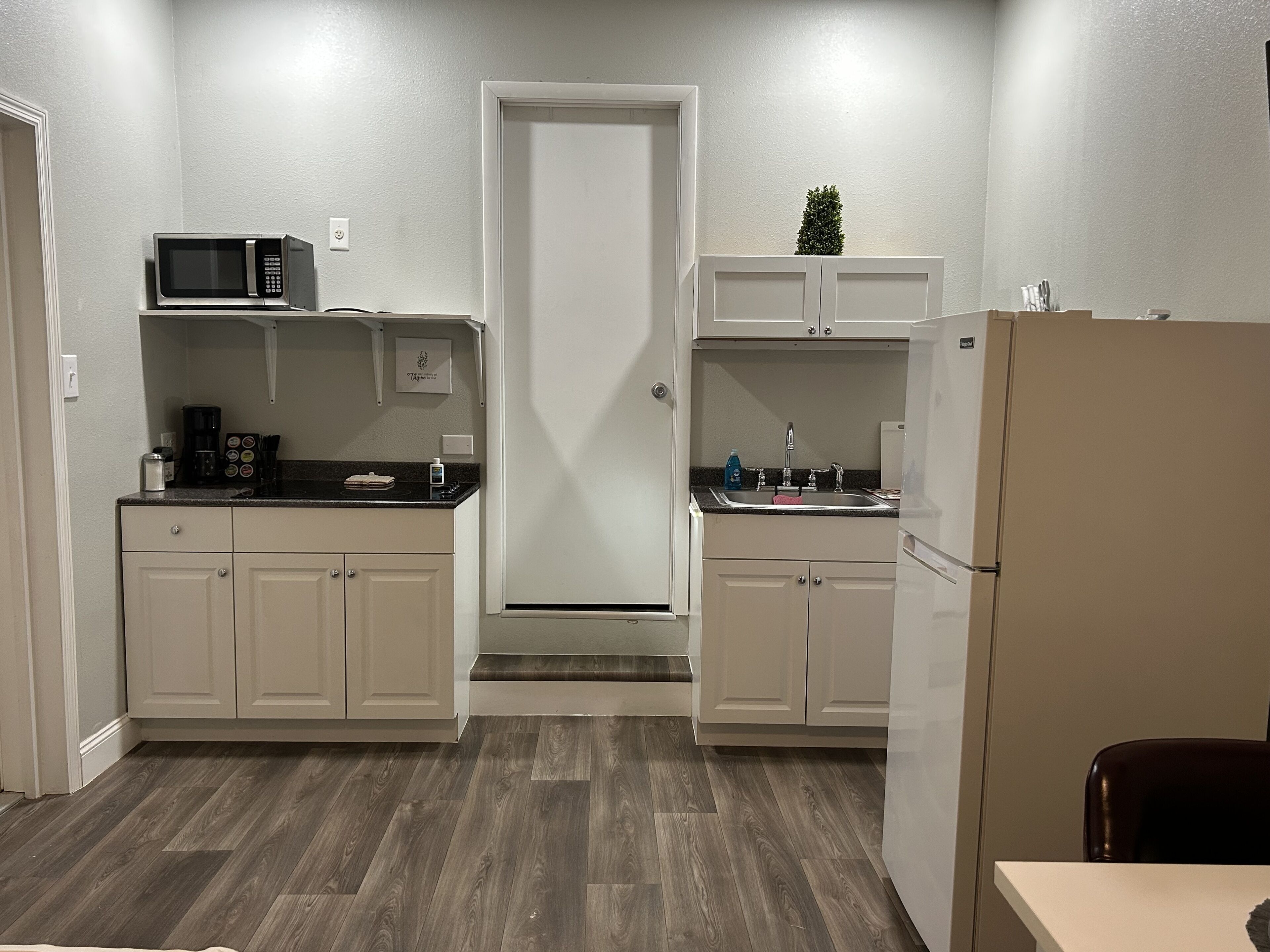 Kjøleskap, mikrobølgeovn, kokeplater og kaffetrakter/tekoker