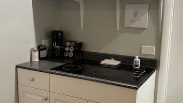 Fridge, microwave, stovetop, coffee/tea maker