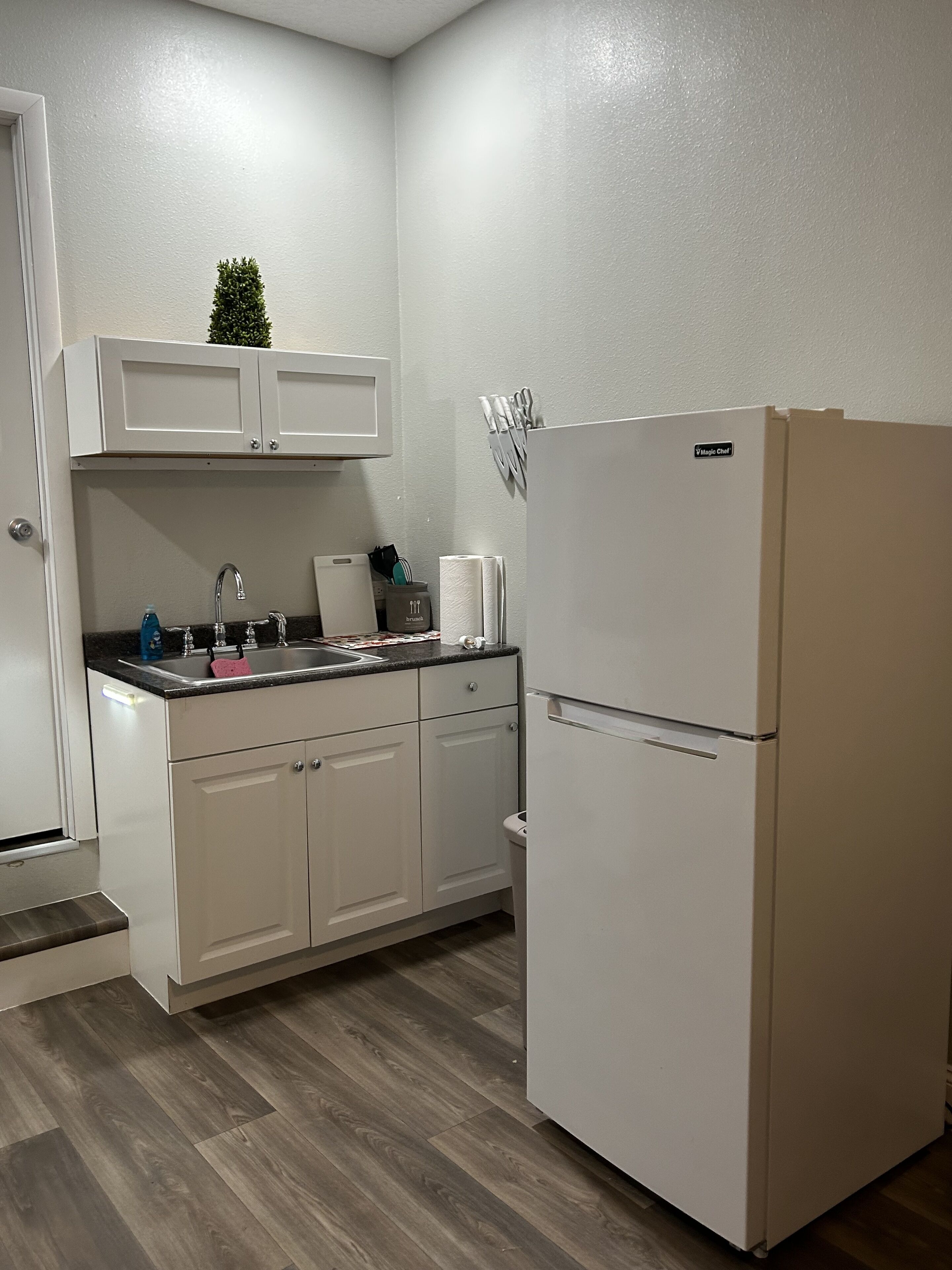 Kühlschrank, Mikrowelle, Wasserkocher mit Kaffee-/Teezubehör, Toaster