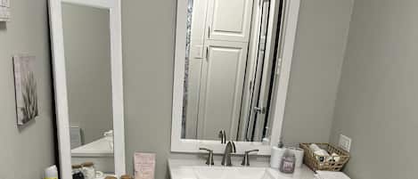 Dusche, Haartrockner, Bidet, Handtücher