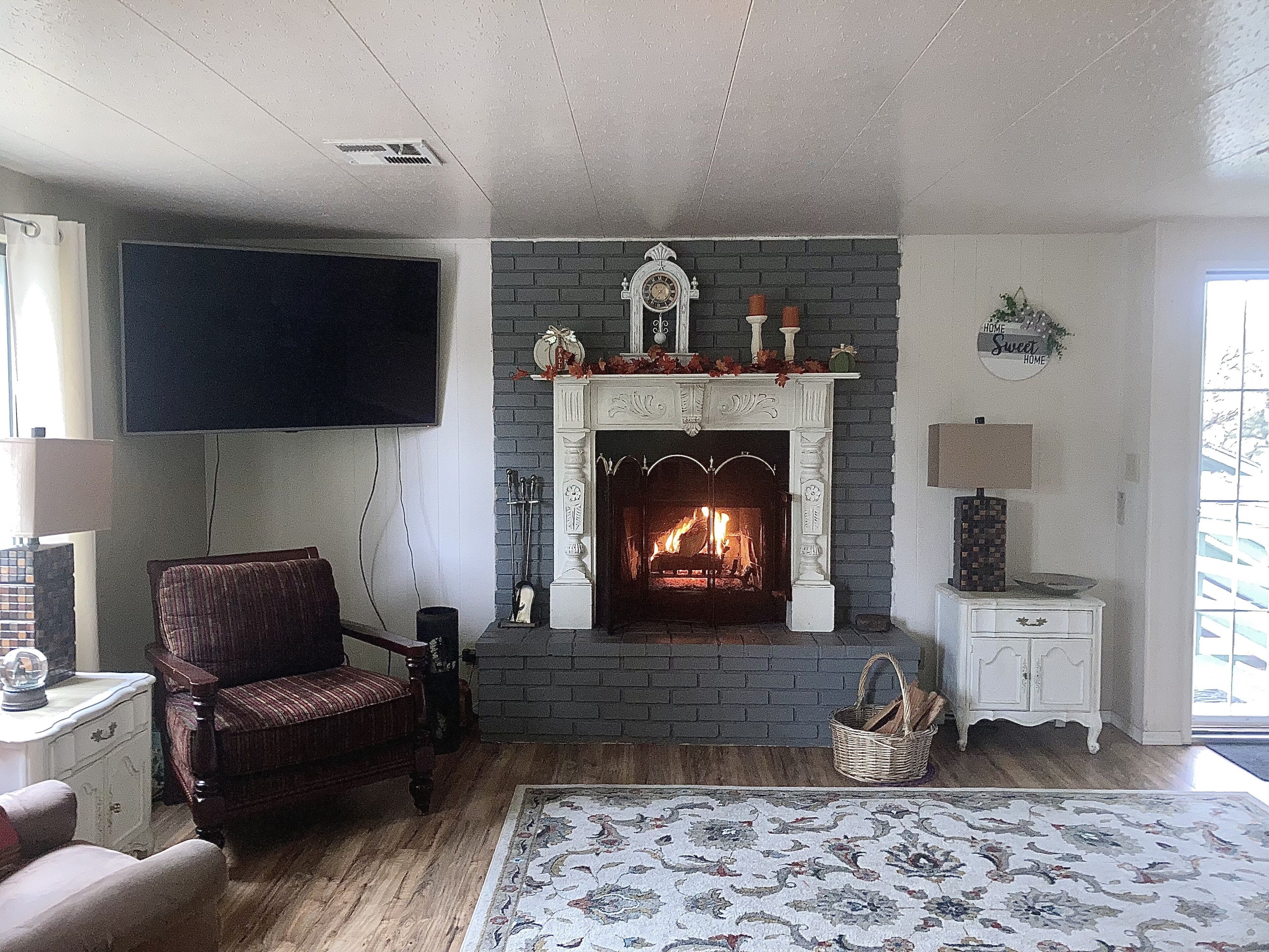 Cozy cottage in the pines, quiet and close to town.