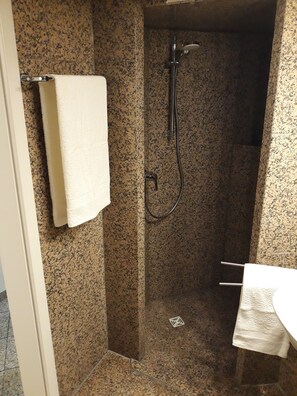 Shower, hair dryer, towels, soap - Feriendomizil Sonnenschein (Rust)