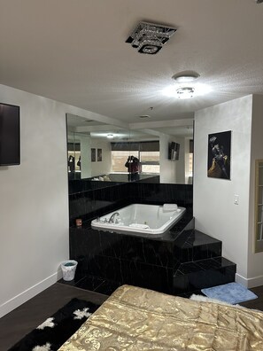 Luxury Condo | 2 bedrooms, individually decorated, individually furnished, desk - LUXURY DOWNTOWN CONDO TWO BEDROOM (Regina)