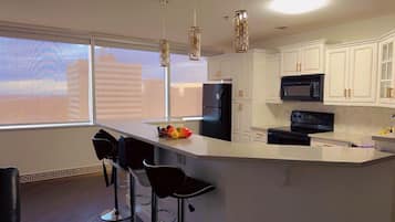 Condo de lujo | Cocineta privada | Microondas, horno, parrilla de estufa y cafetera de espresso