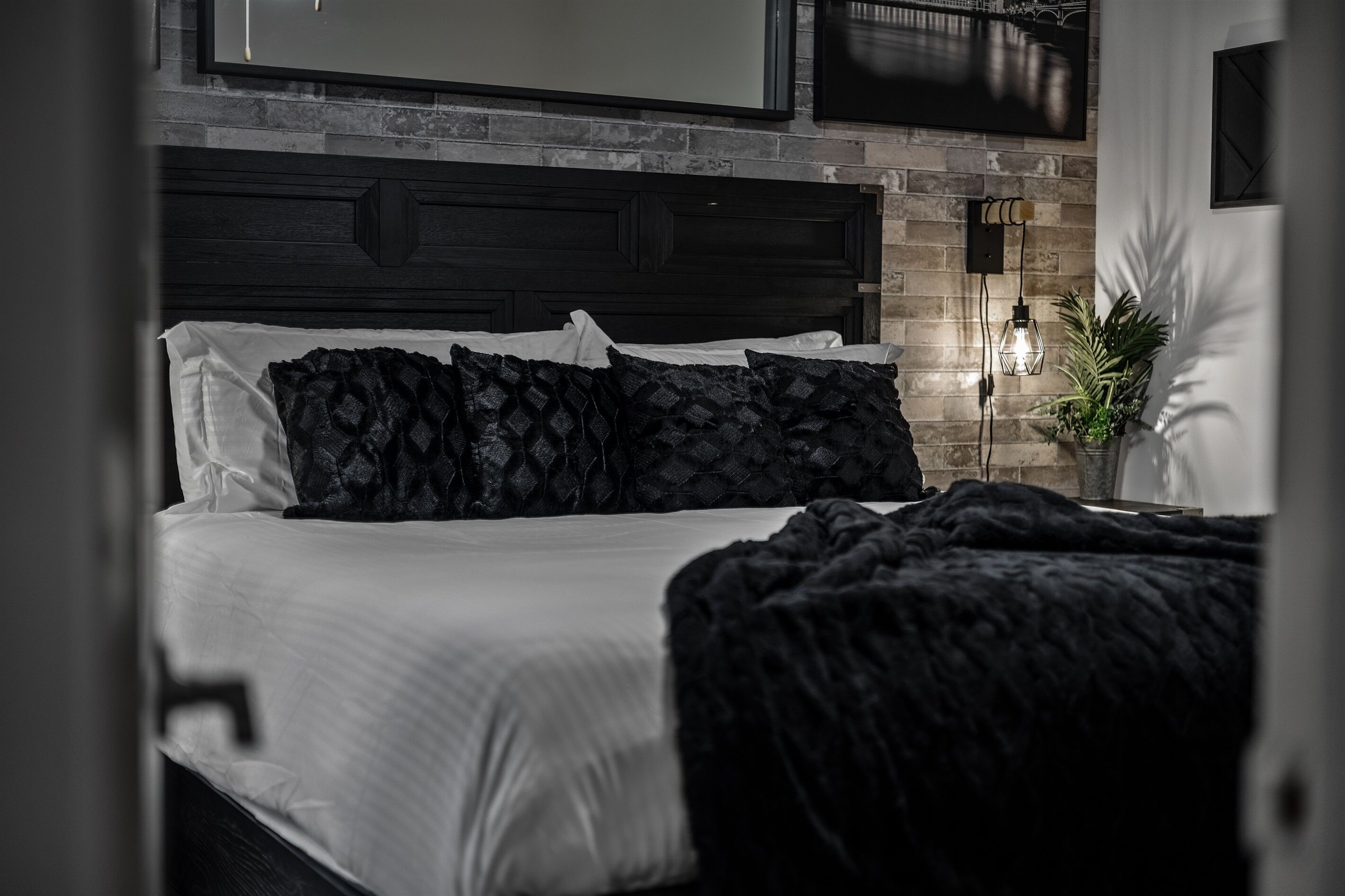 2 عدّة غرف نوم ومكواة/لوح كي وواي فاي وملاءات أسرّة