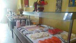 A buffet with various food items and beverages. - Pousada Maragolfinho (Maragogi)