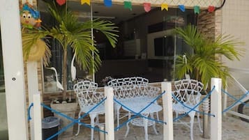 Mặt tiền nơi lưu trú - ban đêm