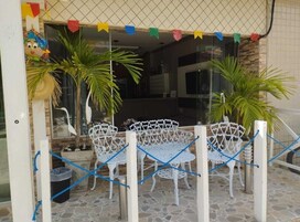Fachada de la propiedad por la tarde o noche