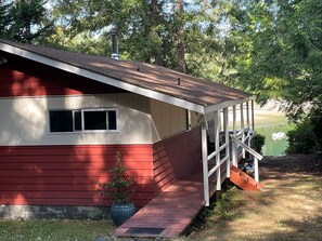 Property grounds - Cozy waterfront cabin on Puget Sound. Relax in a serene setting at Bryan's Inn.  (Longbranch)