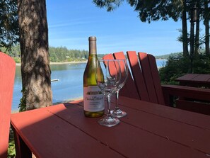 Outdoor dining - Cozy waterfront cabin on Puget Sound. Relax in a serene setting at Bryan's Inn. (Longbranch)