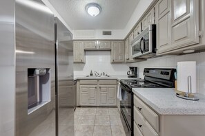 Fridge, microwave, oven, stovetop - I49 – World Cup Stay - 18 min to AT&T - Sleeps 2 - Public Transit (Irving)