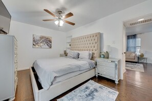 1 bedroom, desk, iron/ironing board, free WiFi - I49 – World Cup Stay - 18 min to AT&T - Sleeps 2 - Public Transit (Irving)