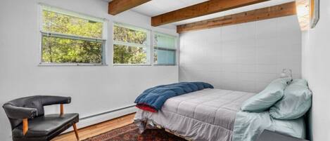 3 chambres, bureau, fer et planche à repasser, lit de bébé portatif