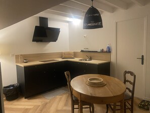 Dining - Logement Neuf Tout Confort, Située à 8 Minutes de L'a29 et de la Gare D'yvetot (Yvecrique)