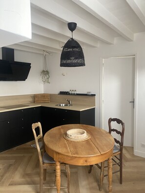 Dining - Logement Neuf Tout Confort, Située à 8 Minutes de L'a29 et de la Gare D'yvetot (Yvecrique)