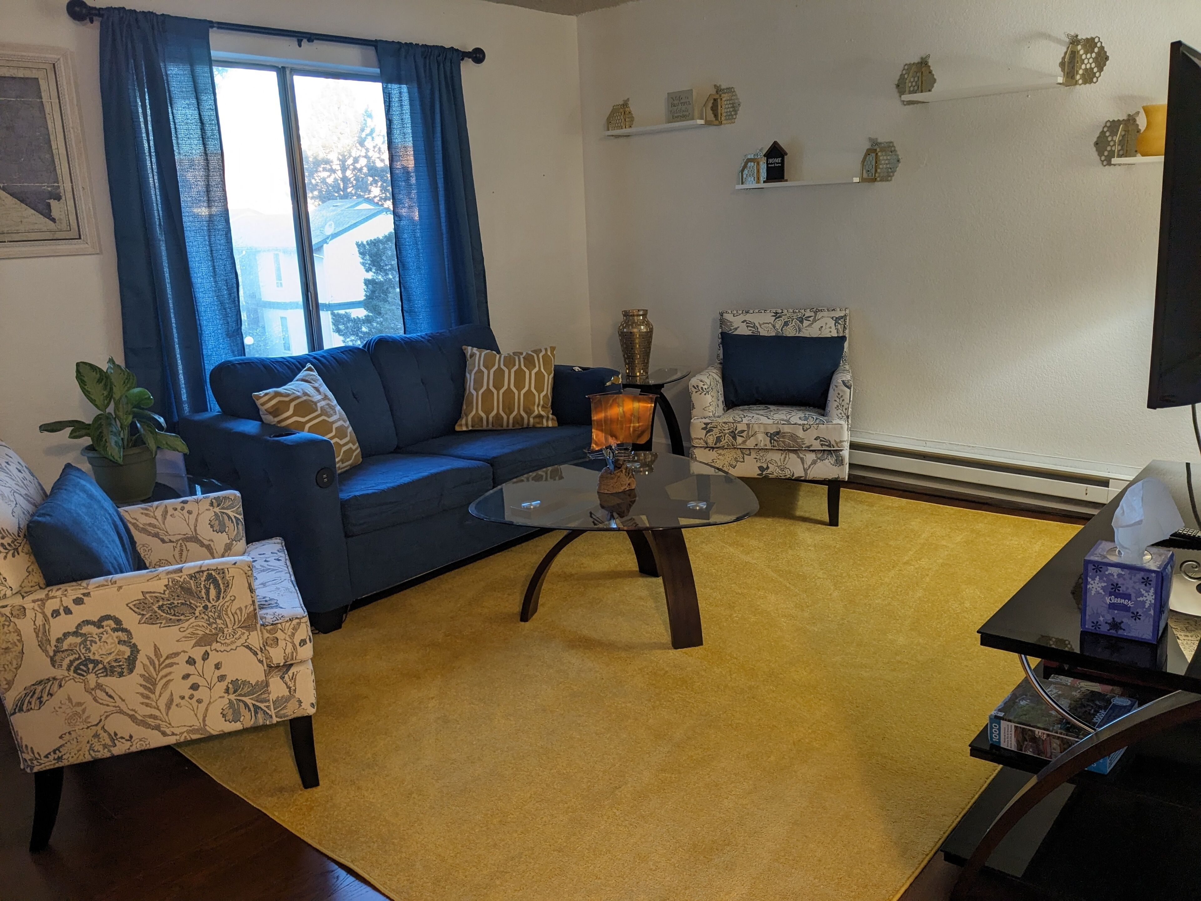 Reno Retreat: Cozy Condo in covienent location with deck!
