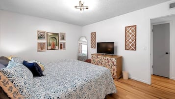 2 Schlafzimmer, Schreibtisch, Bügeleisen/Bügelbrett, Reisekinderbett