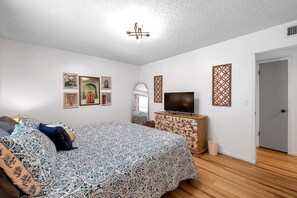 2 habitaciones, escritorio y tabla de planchar con plancha