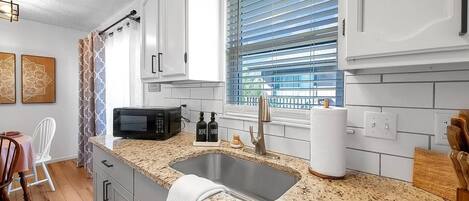 Een koelkast, een microgolfoven, een oven, een kookplaat