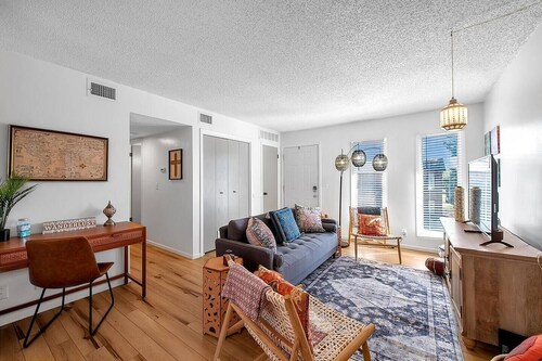 Arabian Nights - 2 bedroom apartment near airport - cute and cozy