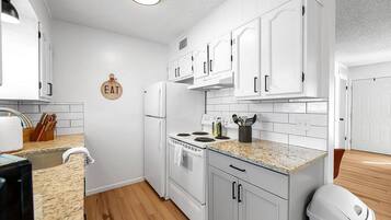 冰箱、微波炉、烤箱、炉灶