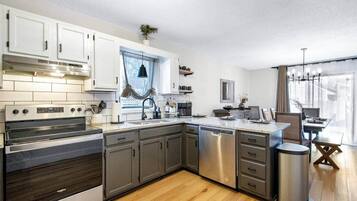 Geladeira, micro-ondas, fogão, cooktop