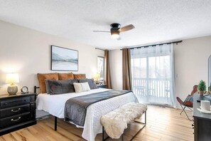4 habitaciones, escritorio y tabla de planchar con plancha