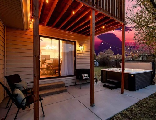 The Lodge is a  spacious 4 bed, 2.5 bath home, styled with mountain/ lodge decor