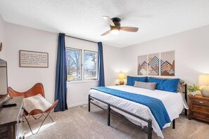 4 habitaciones, escritorio y tabla de planchar con plancha