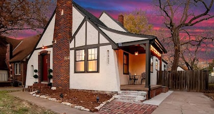 Riverside Renaissance - Spa! King Beds! Beautiful Renaissance decor