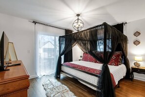 3 habitaciones, escritorio y tabla de planchar con plancha 