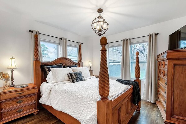 3 chambres, bureau, fer et planche à repasser, lit de bébé portatif