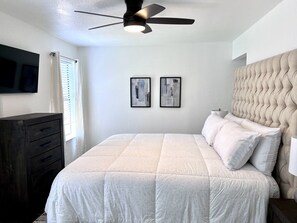 1 Schlafzimmer, Zimmersafe, Schreibtisch, Bügeleisen/Bügelbrett