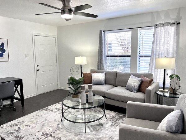 Smart TV, fireplace