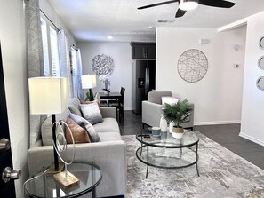 Smart TV, fireplace