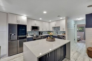 Fridge, microwave, oven, stovetop - On the Island of Venice, Relax in Paradise & Enjoy the Gulf Coast FUN! Book NOW! (Venice)