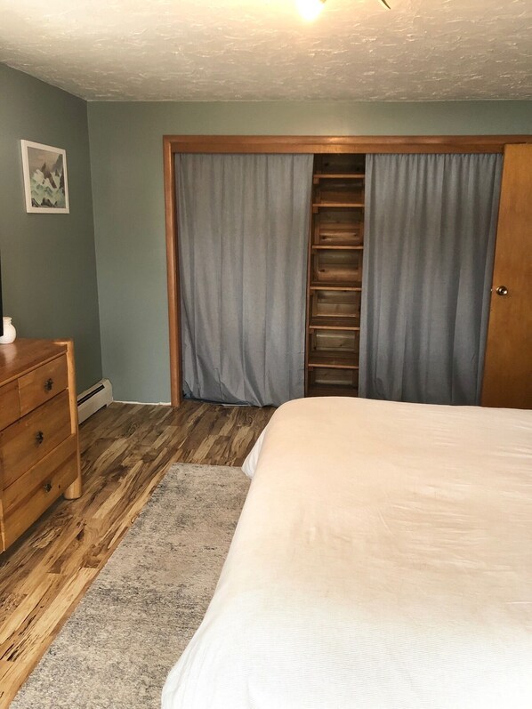 3 bedrooms, bed sheets