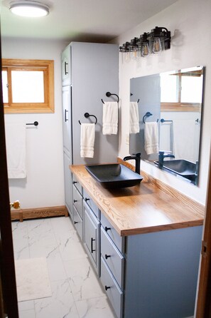 Douche, articles de toilette écologiques, sèche-cheveux