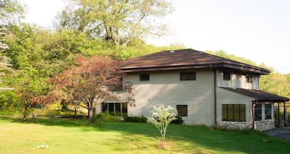 Suite Fern Fields - Cozy 16-acre home situated ON trails. Early Check-in.